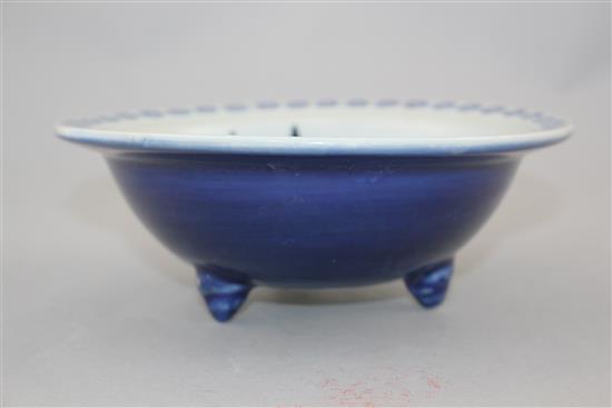 A Chinese blue and white tripod bowl, 18th / 19th century, 20cm.